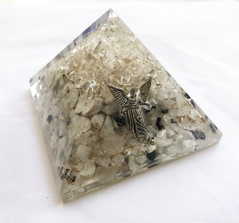 Orgonitt pyramide med Erkeengel Gabriel, Månesten og Bergkrystal
