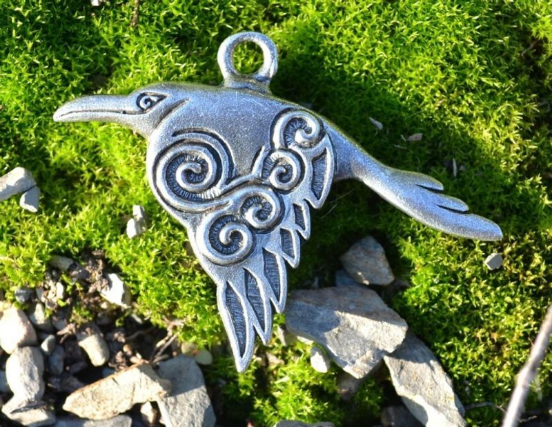 Keltisk Ravn anheng - tinnsmykke - Celtic Raven pendant