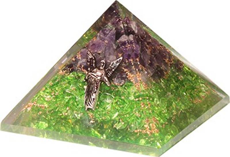 Orgonitt pyramide med Erkeengel Rafael, Peridot og Ametyst 70mm