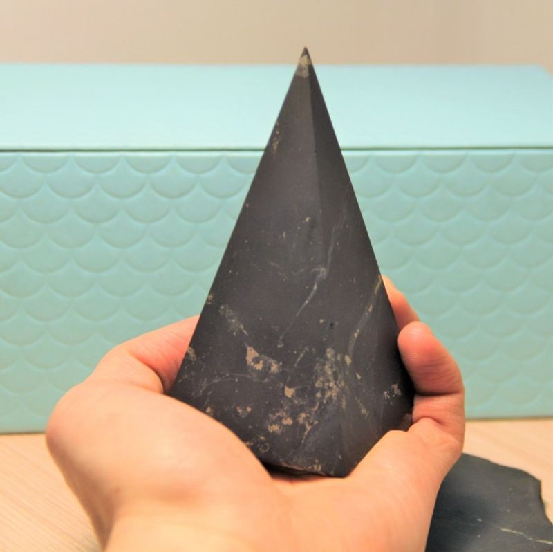 Shungite Høy Pyramide 80x160mm-Polished shungite high pyramid